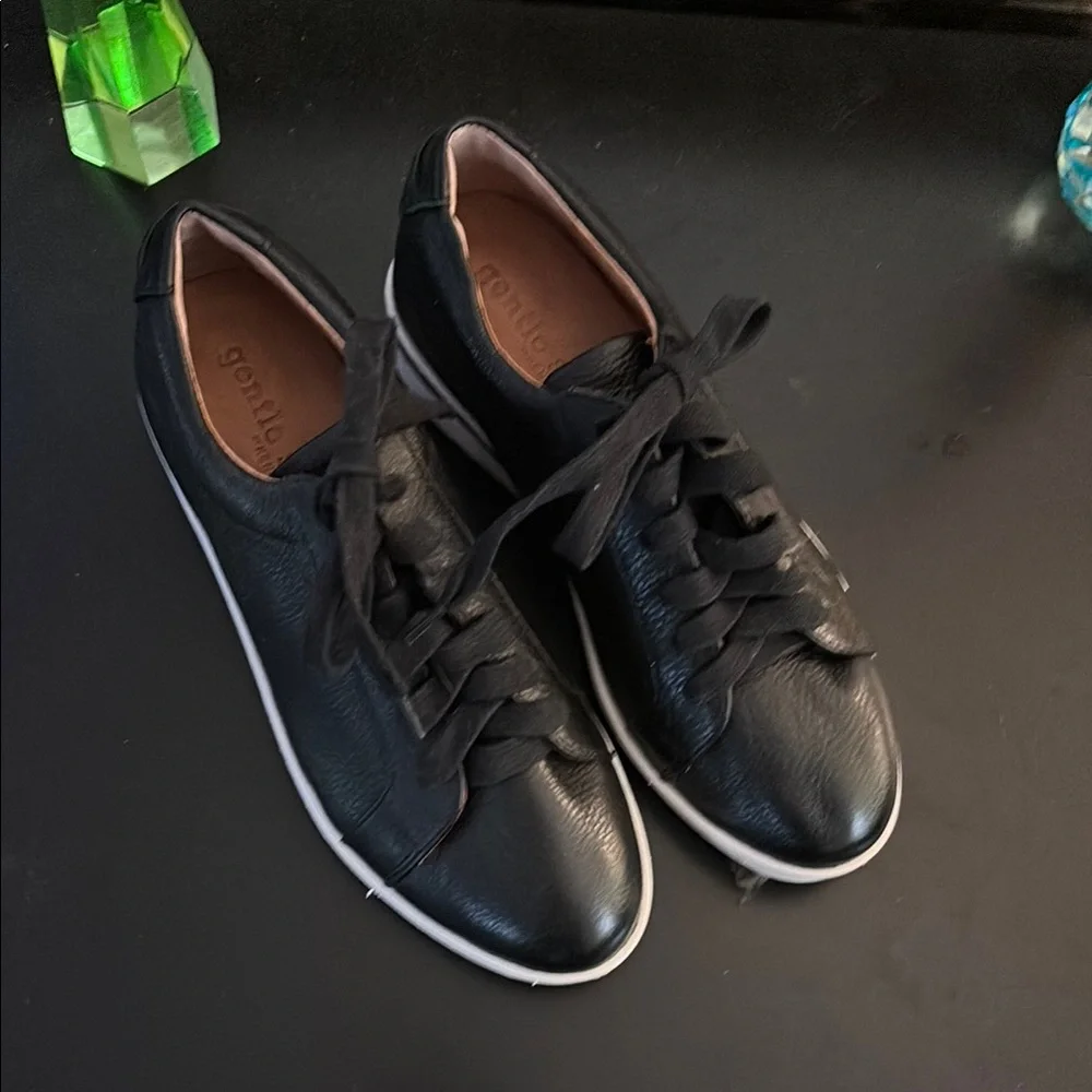 Gentle souls by Kenneth Cole black tennis shoes US7.5 - Picture 1 of 3